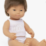 MUÑECO CAUCÁSICO CON SINDROME DE DOWN 38CM