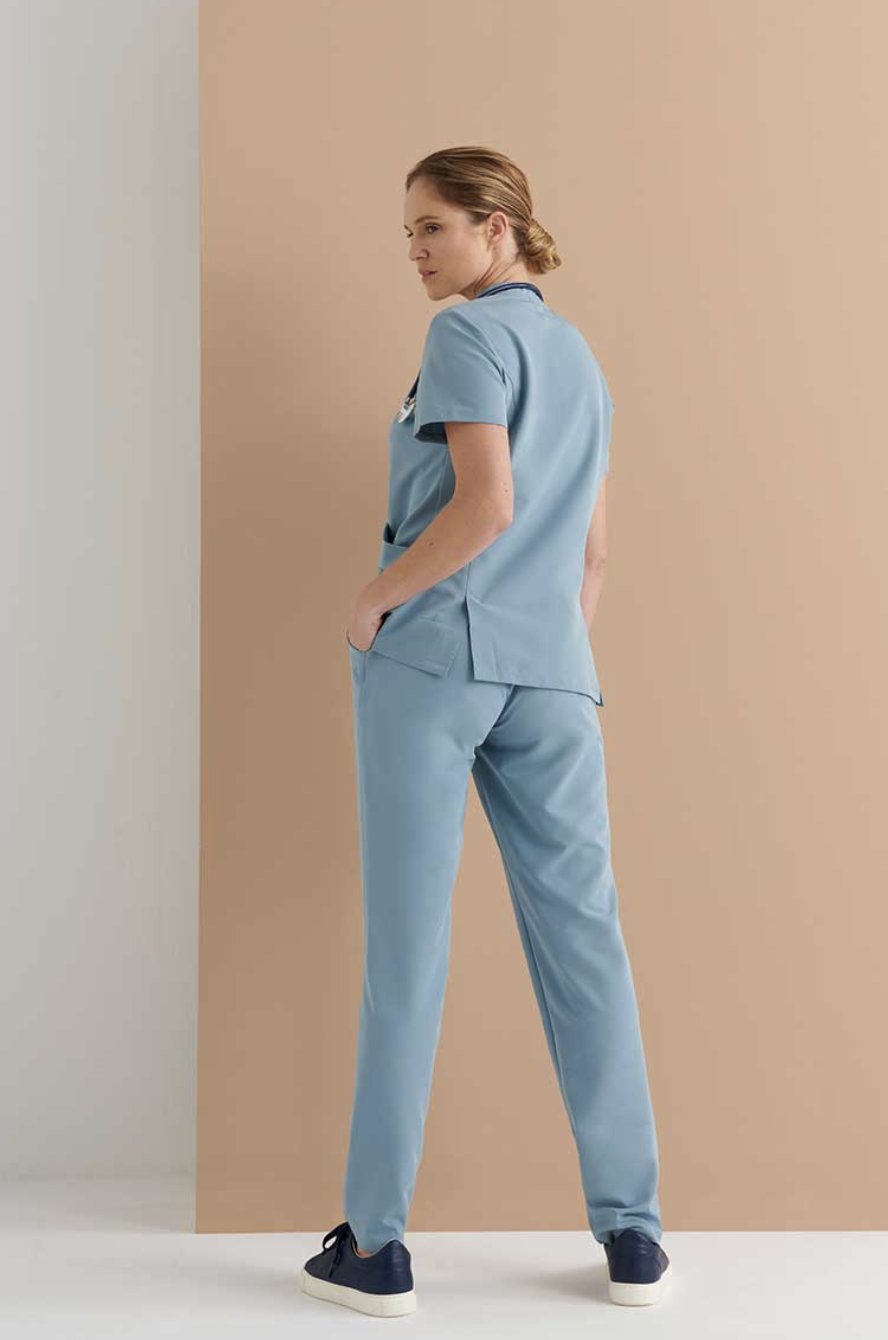 PANTALÓN SANITARIO MUJER REGULAR FIT CON BOTÓN - Imagen 4