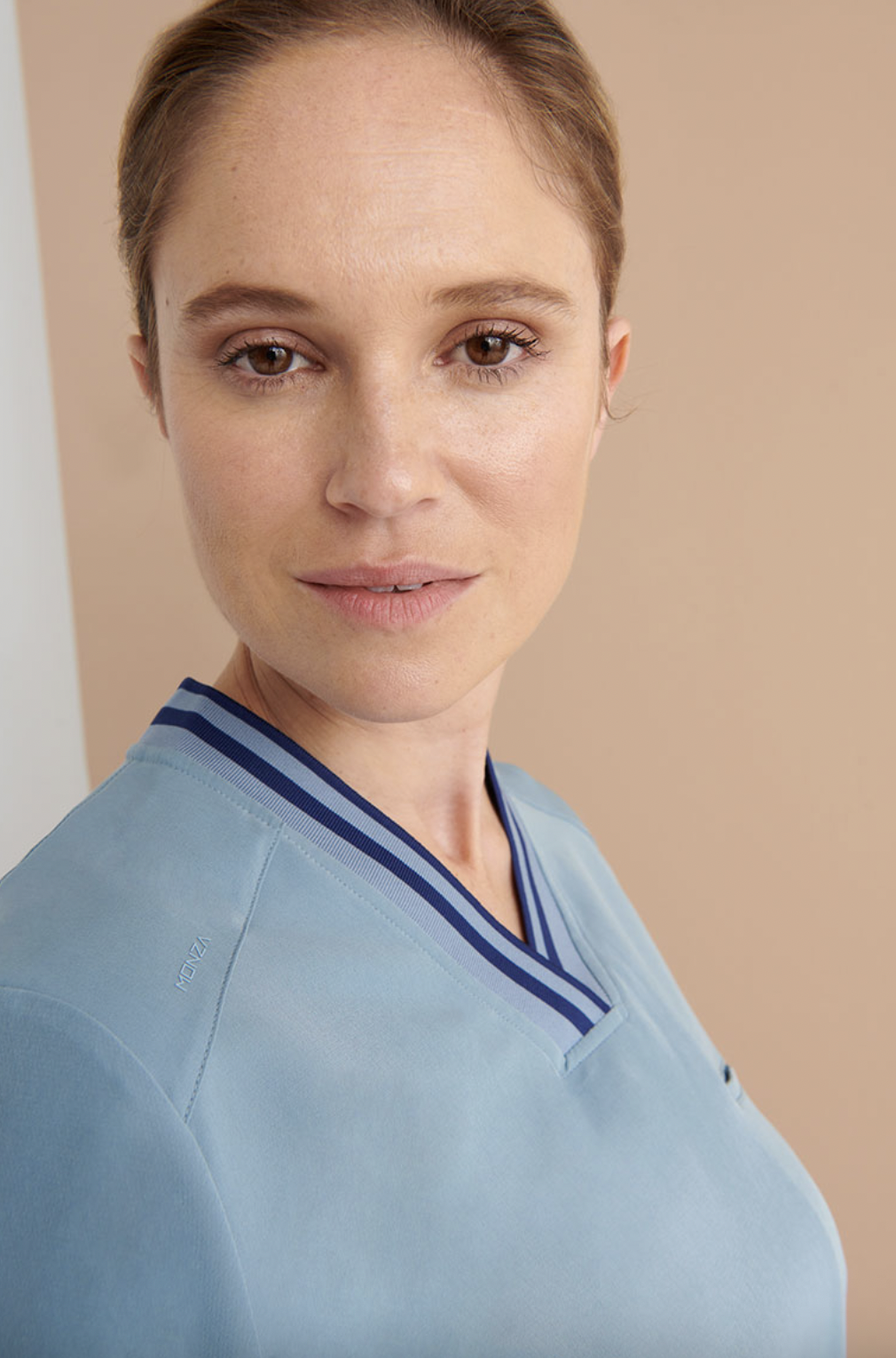 CASACA SANITARIA MUJER SLIM FIT CUELLO V - Imagen 2